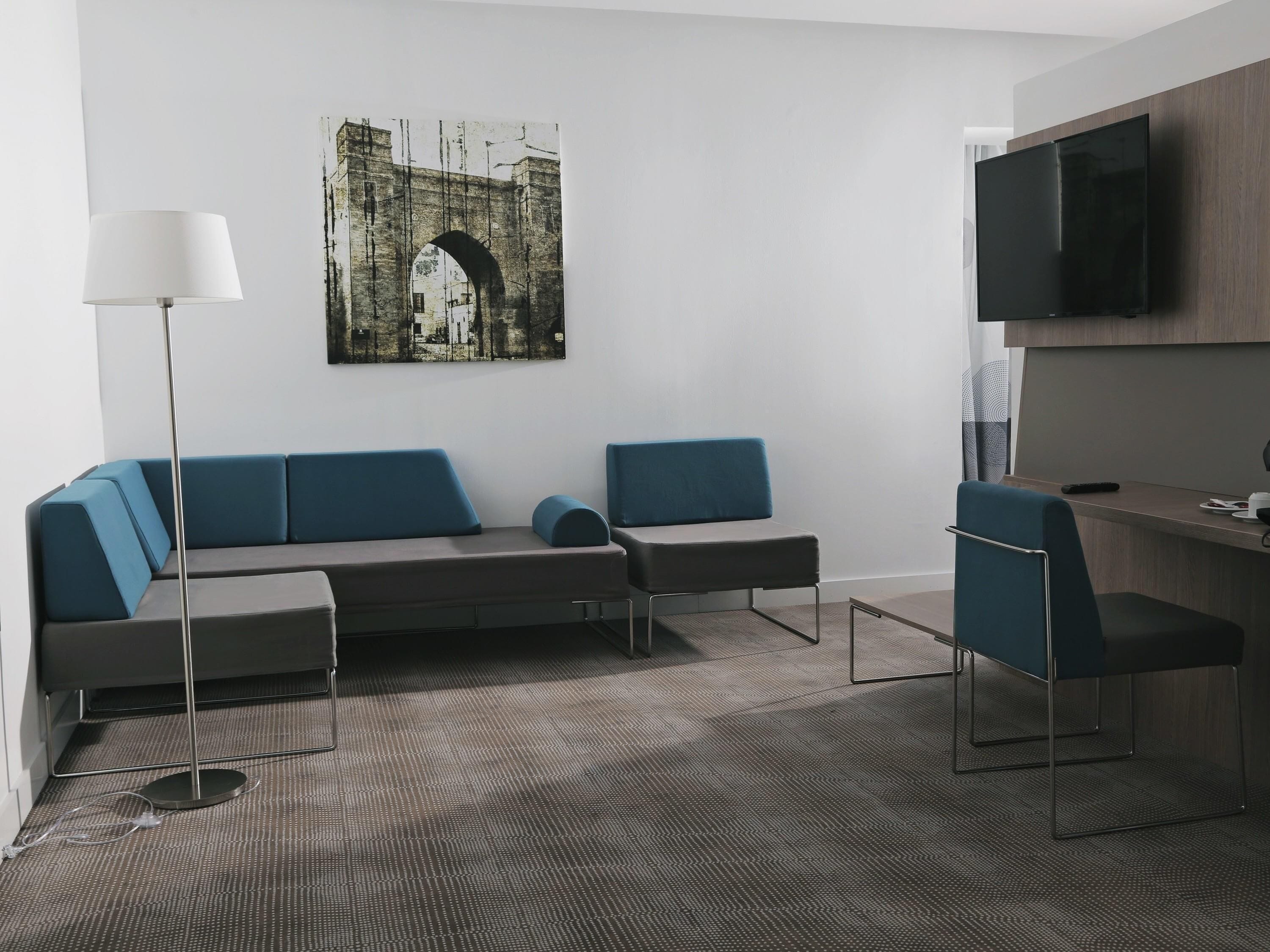 Suite, 1 cama matrimonial y sofá cama | Minibar, caja de seguridad en la habitación y escritorio 