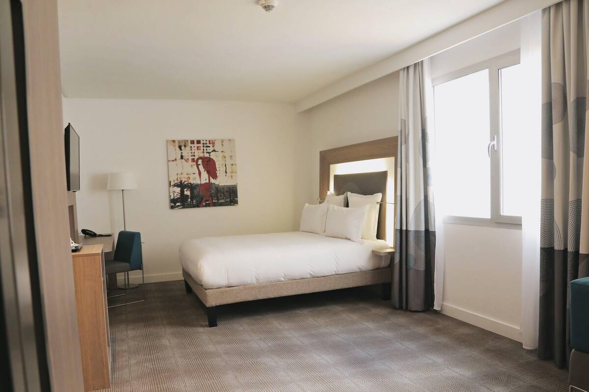 Junior Suite | Minibar, in-room safe, desk, laptop workspace