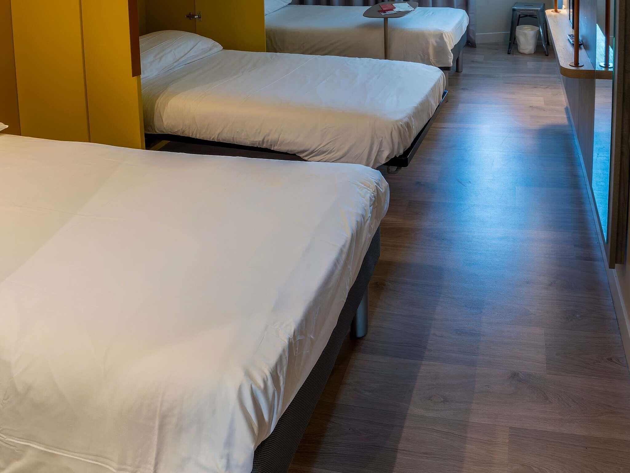 Triple Room, 3 Twin Beds | Desk, blackout drapes, soundproofing, cribs/infant beds