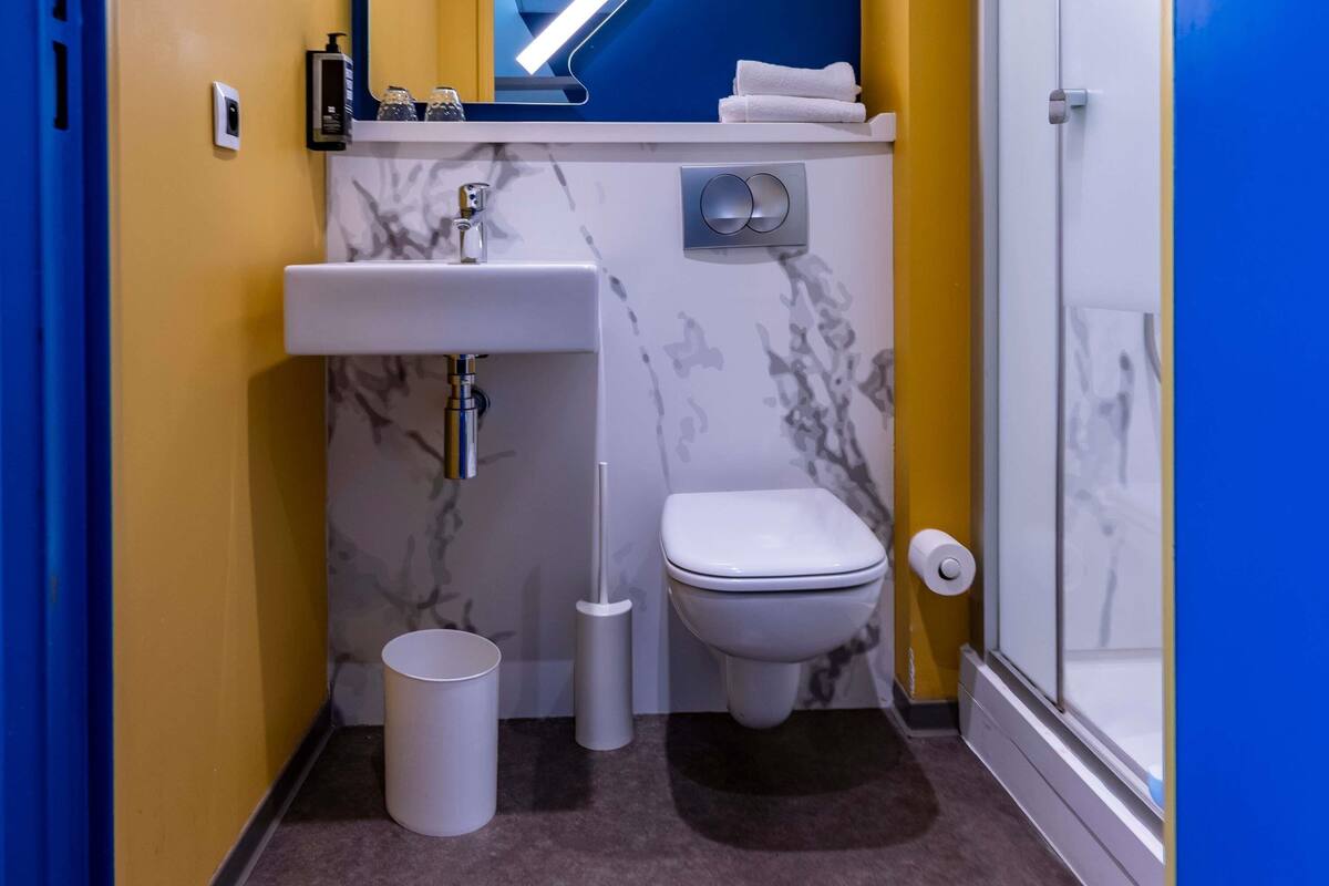 double room, 1 double bed | desk, blackout curtains, soundproofing, cots/infant beds