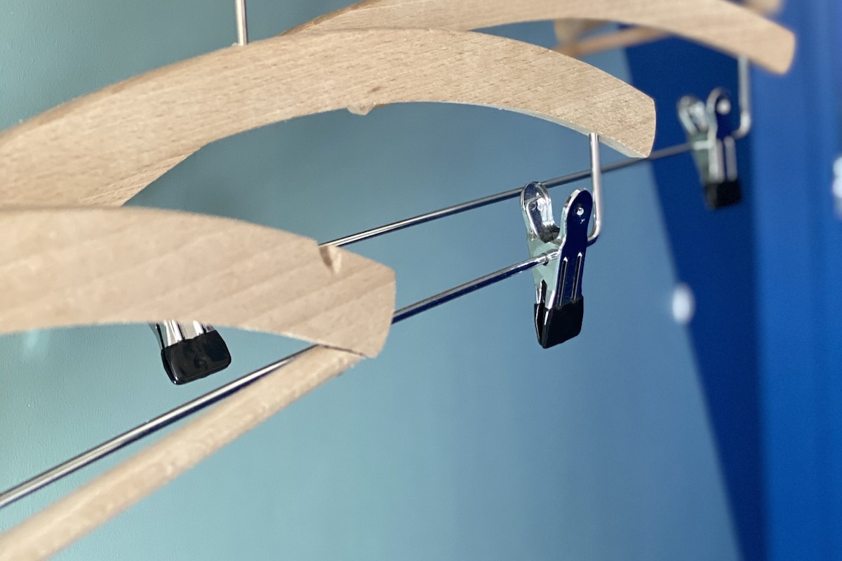 Primer plano de un techo con una serie de vigas de madera y elementos metálicos.