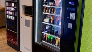 Una máquina expendedora con diferentes opciones de bocadillos y bebidas.