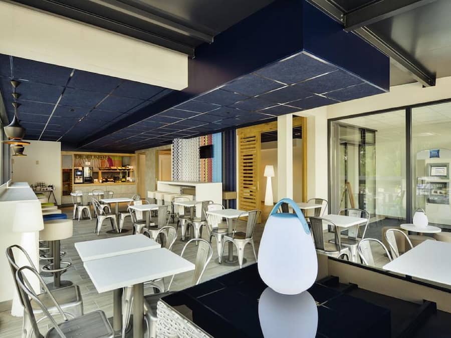 Sarapan bufet setiap hari (EUR 9.90 seorang)