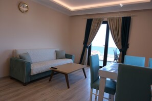 公寓, 2 間臥室, 海景 | 書桌、遮光窗簾/窗簾、隔音、熨斗/熨衫板