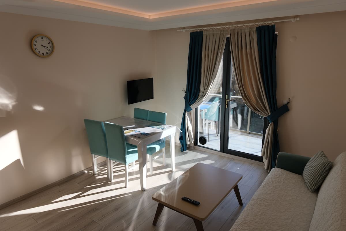 Appartamento, 2 camere da letto, vista montagna | 1 camera, una scrivania, tende oscuranti, insonorizzazione
