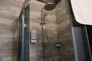Apartamento, 2 habitaciones, vistas a la montaña | Baño | Ducha, secador de pelo, zapatillas y toallas