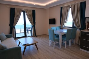 Apartamento, 2 quartos, vista para o mar | Escrivaninha, cortinas blackout, quartos à prova de som