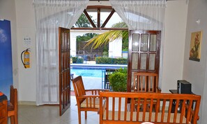 Family House, 2 Bedrooms (10 people) | Living area | Flat-screen TV, DVD player - Condominio Atlantis (San Antero)