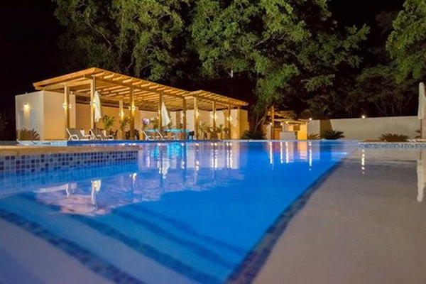 Piscina externa, guarda-sóis, espreguiçadeiras