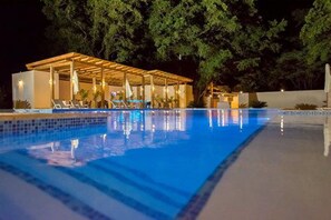 Outdoor pool, pool umbrellas, pool loungers - Caribbean Diamond Boutique Hotel (Sosúa)