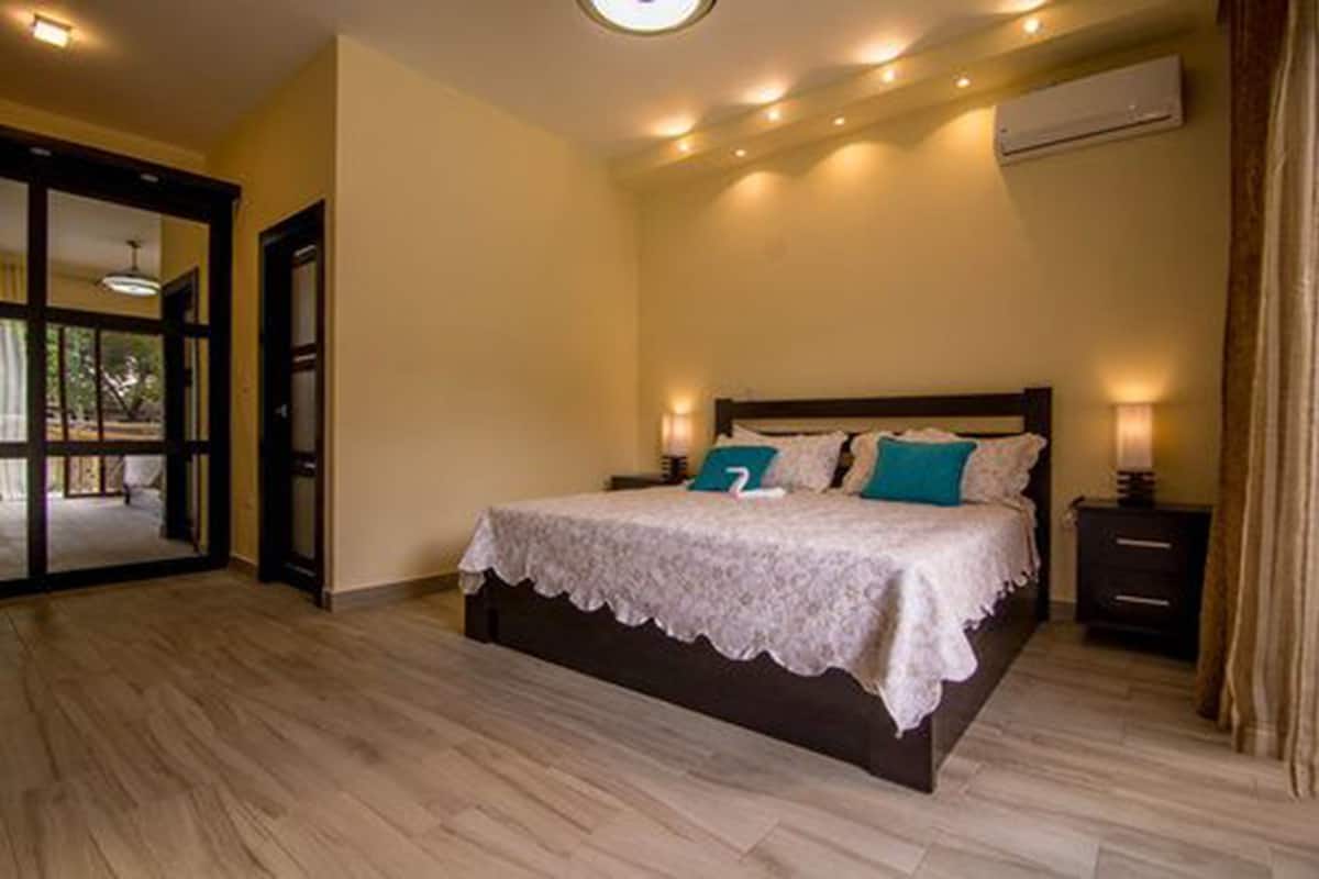 Deluxe-Studiosuite, 1 King-Bett, Nichtraucher | 3 Schlafzimmer, Zimmersafe, Verdunkelungsvorhänge, kostenloses WLAN