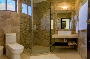 Deluxe Studio Suite, 1 King Bed, Non Smoking | Bathroom | Shower, rainfall showerhead, free toiletries, bathrobes