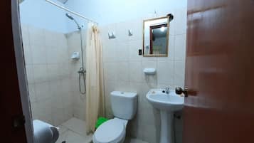 Enkelrum - 1 dubbelsäng - balkong | Badrum | Dusch, gratis toalettartiklar och handdukar