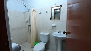 Yhden hengen huone, 1 parisänky, parveke | Kylpyhuone | Suihku, ilmaiset hygieniatuotteet, pyyhkeet