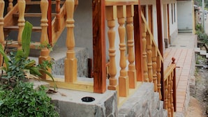 Un bâtiment à deux étages, doté d’un escalier en bois et de balustrades de balcon.