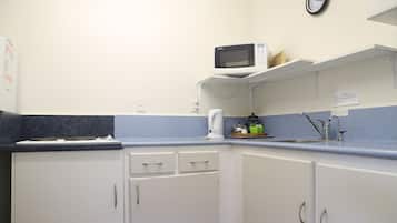 Cottage Basic, Beberapa Tempat Tidur, Bebas Asap Rokok | Dapur pribadi | Microwave dan peralatan masak/sendok-piring