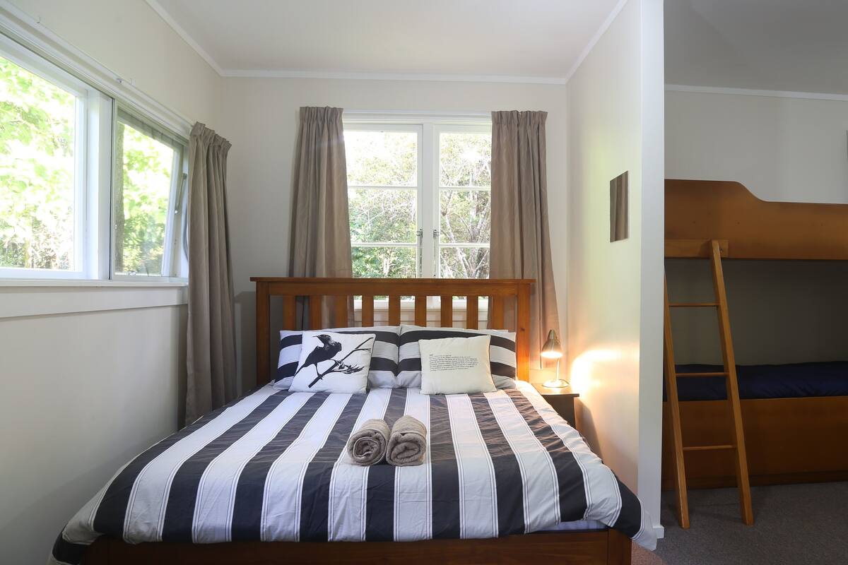 Aroha Tui Cottage | Individually decorated, individually furnished, bed sheets