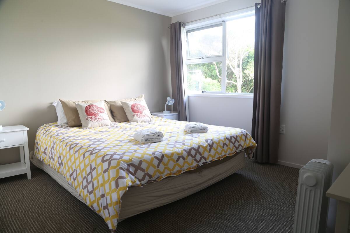 Aroha Kiwi Lodge | Individually decorated, individually furnished, bed sheets