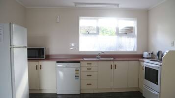 Kamar Triple Basic, Beberapa Tempat Tidur, Bebas Asap Rokok | Dapur pribadi | Microwave dan peralatan masak/sendok-piring