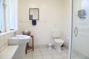 Cottage Basic, letti multipli, non fumatori | Bagno | Doccia, asciugamani