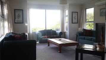 Kamar Triple Basic, Beberapa Tempat Tidur, Bebas Asap Rokok | Area keluarga | TV layar datar