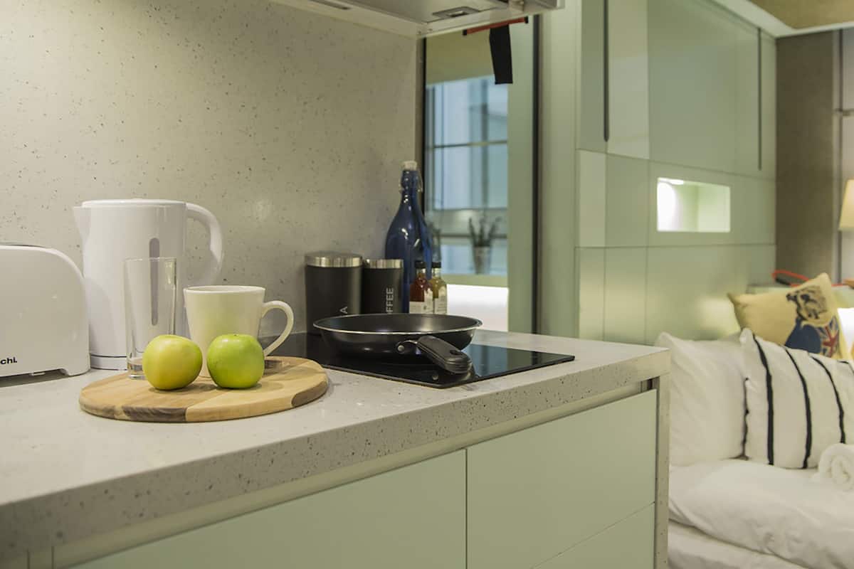 Refrigerador, microondas y utensilios de cocina