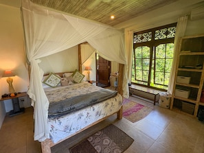 In-room safe, individually decorated, individually furnished, desk - Devi's Place Tejakula (Tejakula)