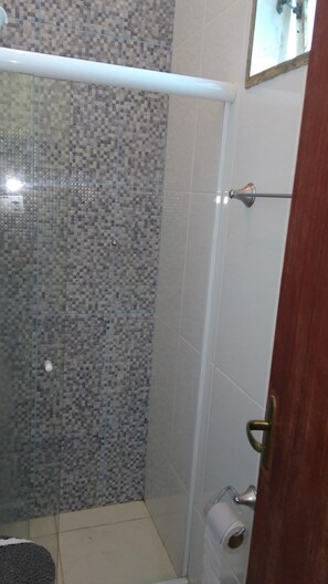 Chuveiro, secador de cabelo, toalhas de banho 