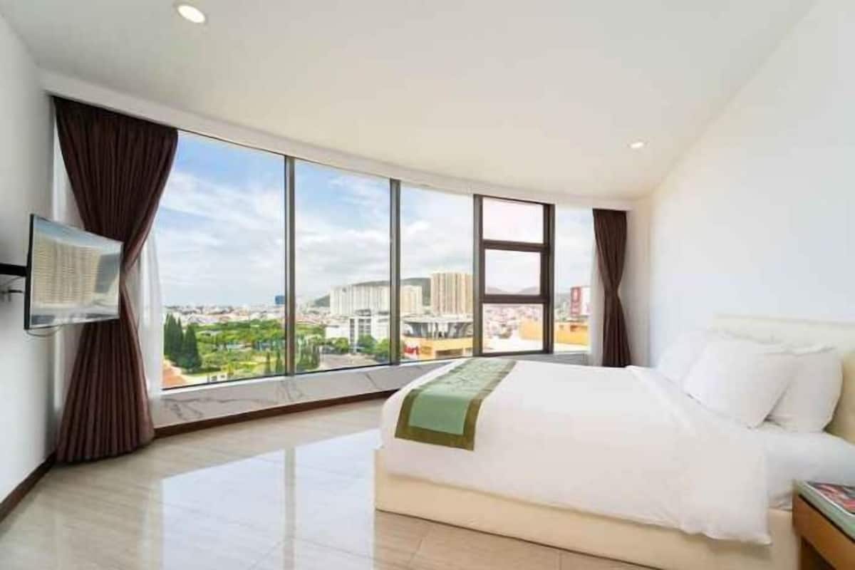 2 bedrooms, in-room safe, desk, blackout curtains