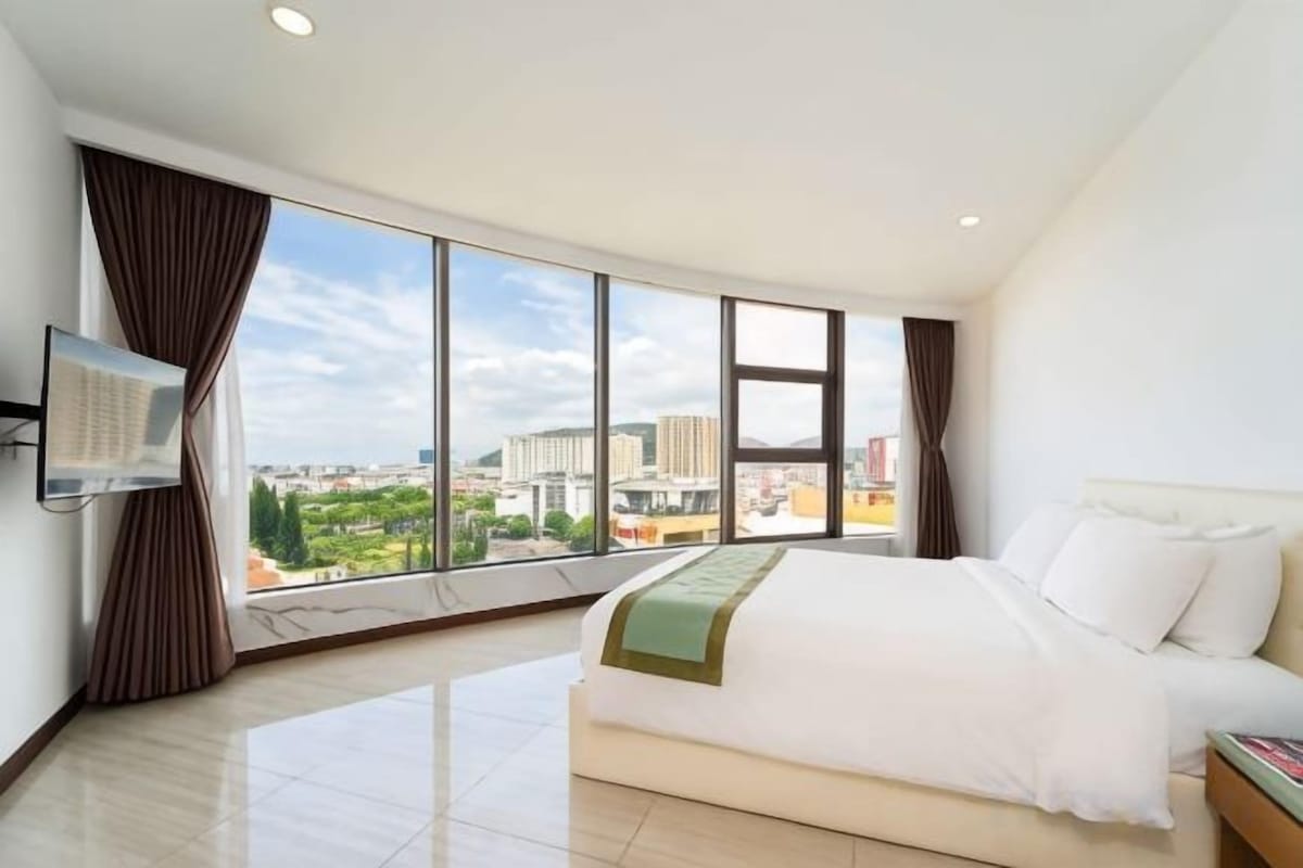 In-room safe, desk, blackout drapes, soundproofing