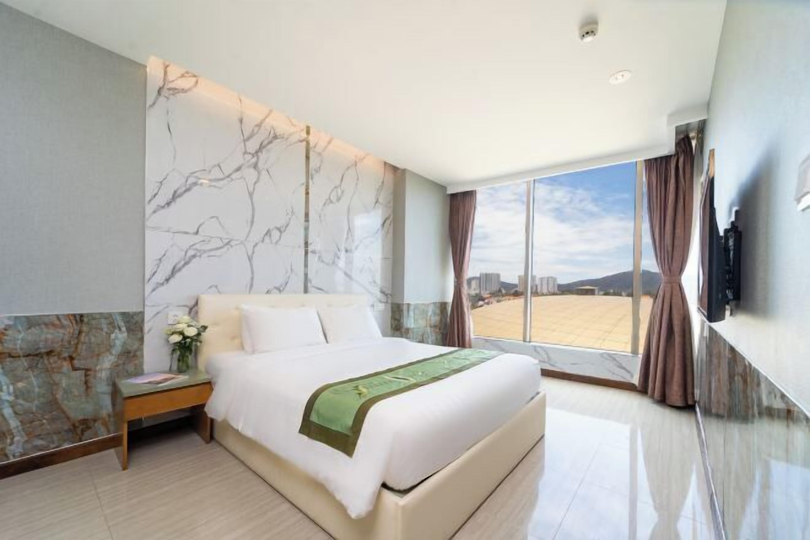 客房内保险箱、办公桌、遮光窗帘、隔音