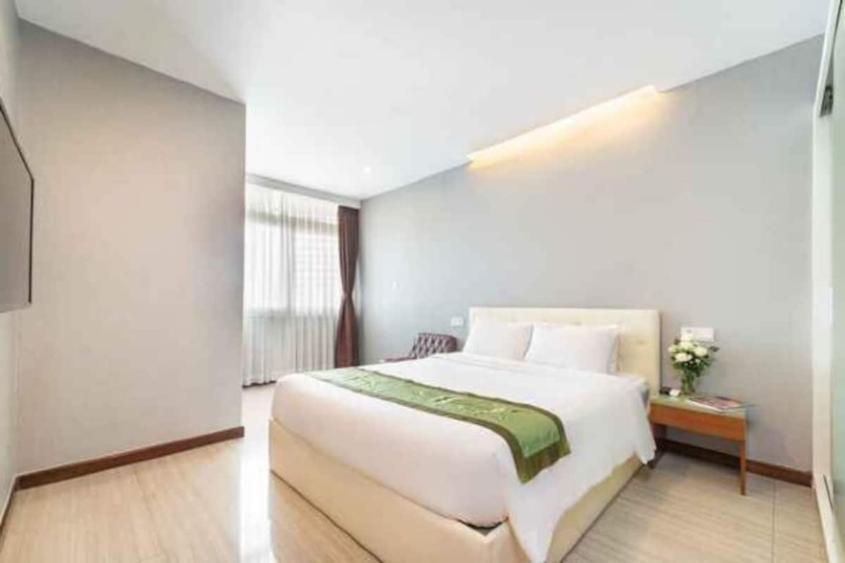 Zimmersafe, Schreibtisch, Verdunkelungsvorhänge, schallisolierte Zimmer