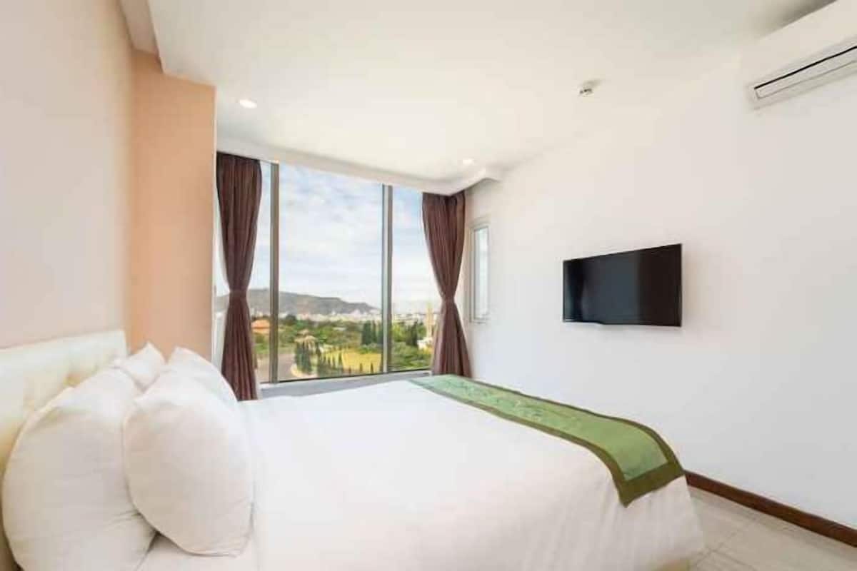 2 bedrooms, in-room safe, desk, blackout curtains