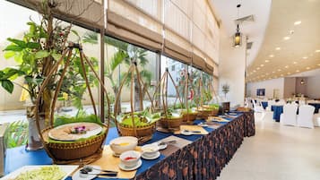 Breakfast, lunch, dinner served; international cuisine