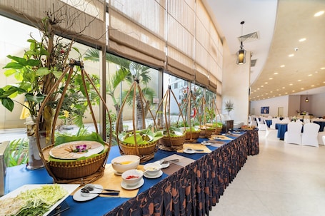Se sirven desayunos, comidas, cenas y cocina internacional
