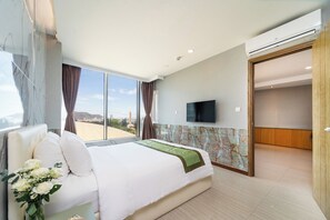 Caja de seguridad en la habitación, escritorio y cortinas blackout 