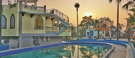 3 outdoor pools
