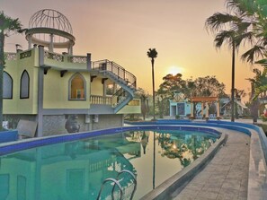 3 outdoor pools - River Walk Urban Camping House (Bodja)