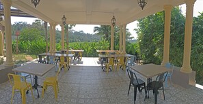2 restaurants, lunch served