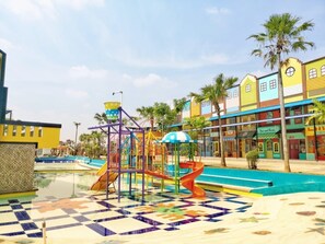 3 outdoor pools - River Walk Urban Camping House (Bodja)