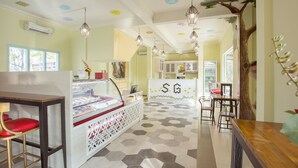 Un interior moderno con mostrador central, suelo con estampado hexagonal e iluminación colgante.