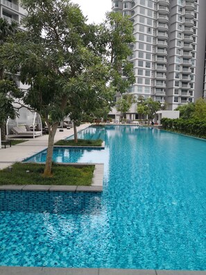 สระว่ายน้ำกลางแจ้ง