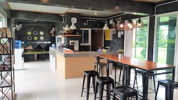 Coin salon dans le hall