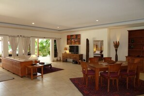 Biệt thự Deluxe, 3 phòng ngủ, quang cảnh biển, cạnh bãi biển | Phòng khách | TV màn hình phẳng 32-inch có truyền hình vệ tinh, TV, đầu đĩa DVD 