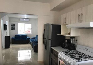 Microondas, horno, parrilla de estufa y cafetera y tetera 