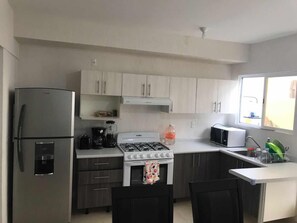 Microondas, horno, parrilla de estufa y cafetera y tetera 