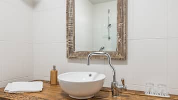 Habitació doble destacada, 1 llit de matrimoni, bany privat | Bany | Dutxa i capçal de dutxa d'hidromassatge