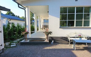 Signature Villa | Terrace/patio - Villa Jokivarsi B&B (Vantaa)