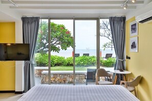 Deluxe Double Room Beach View | 1 makuuhuone, minibaari, tallelokero huoneessa, työpöytä