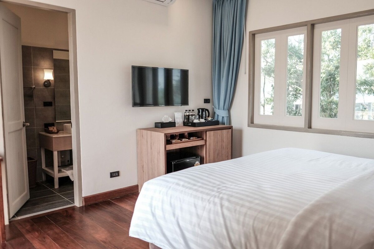 1 dormitorio, minibar, caja fuerte y escritorio